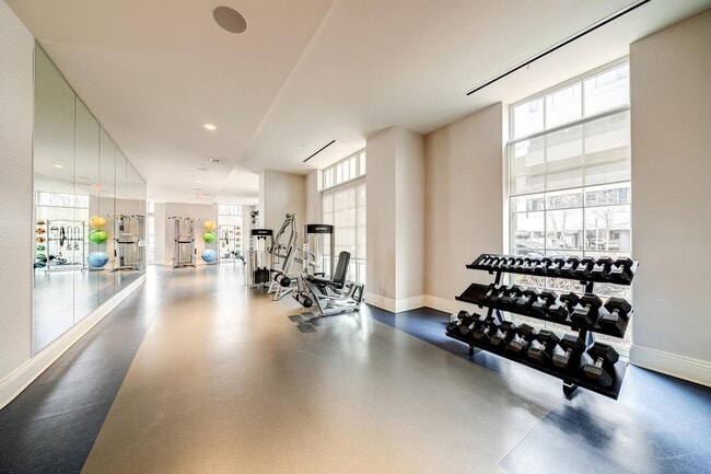 Building Photo - 6900 Fleetwood Rd