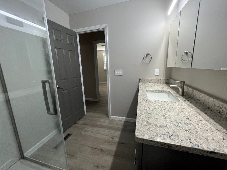Building Photo - 4467 Glendale Dr