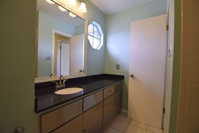 Building Photo - Hart Ln 6489