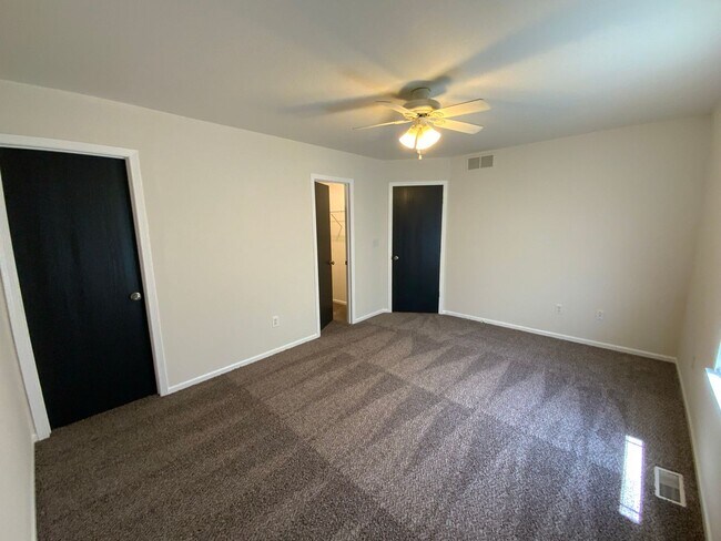 Building Photo - 4 Bedroom newly remodeled Duplex