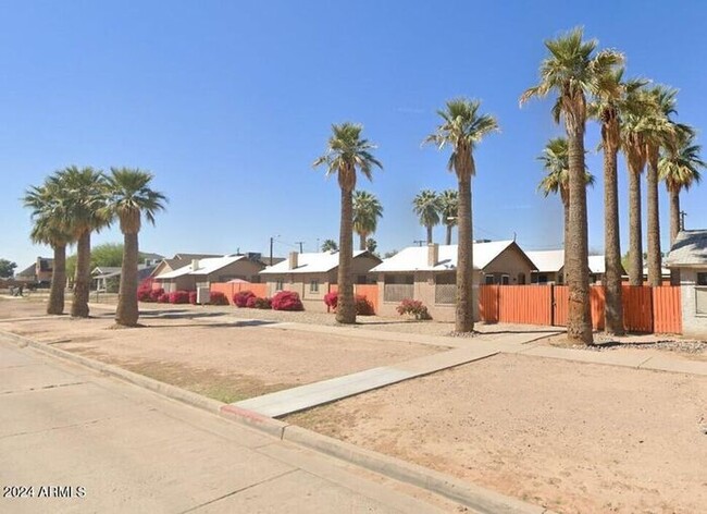 Building Photo - 8 Minutes from Downtown Phoenix!