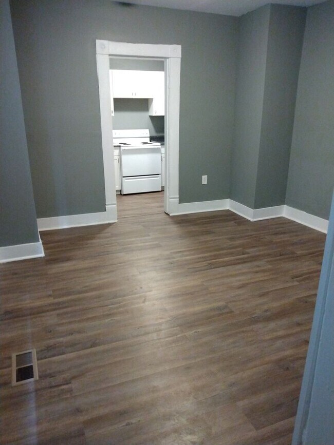 Building Photo - 142-144-144 W Park Ave