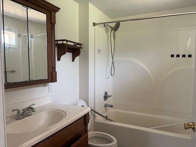 Building Photo - Very Nice 4 bedroom near Tri Cities Airpor...