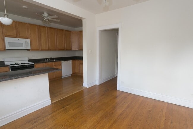 Building Photo - Lincoln Square / Ravenswood - 2 Bedroom / 1 Bath - Heat Included
