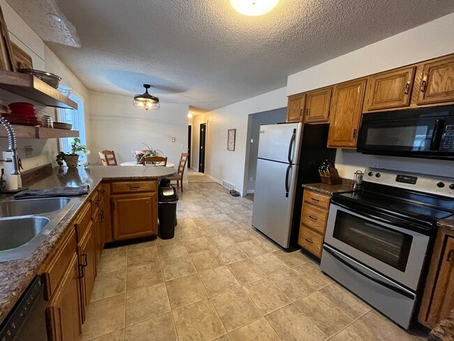 Building Photo - Beautiful 3 Bedroom / 2 Bath on 7 Acres!