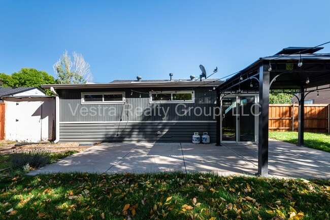 Building Photo - 2245 S King St