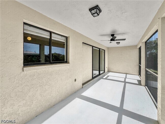 Building Photo - 4530 SW 10th Ave