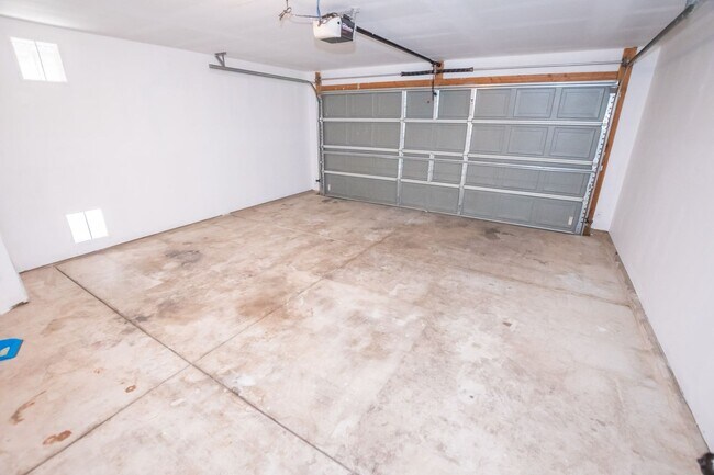 Building Photo - 4 Bedroom, 2 Bath, Split Floor Plan, 2 Car Garage, Central A/C