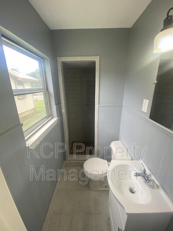 Building Photo - 2819 Phoenix Ave