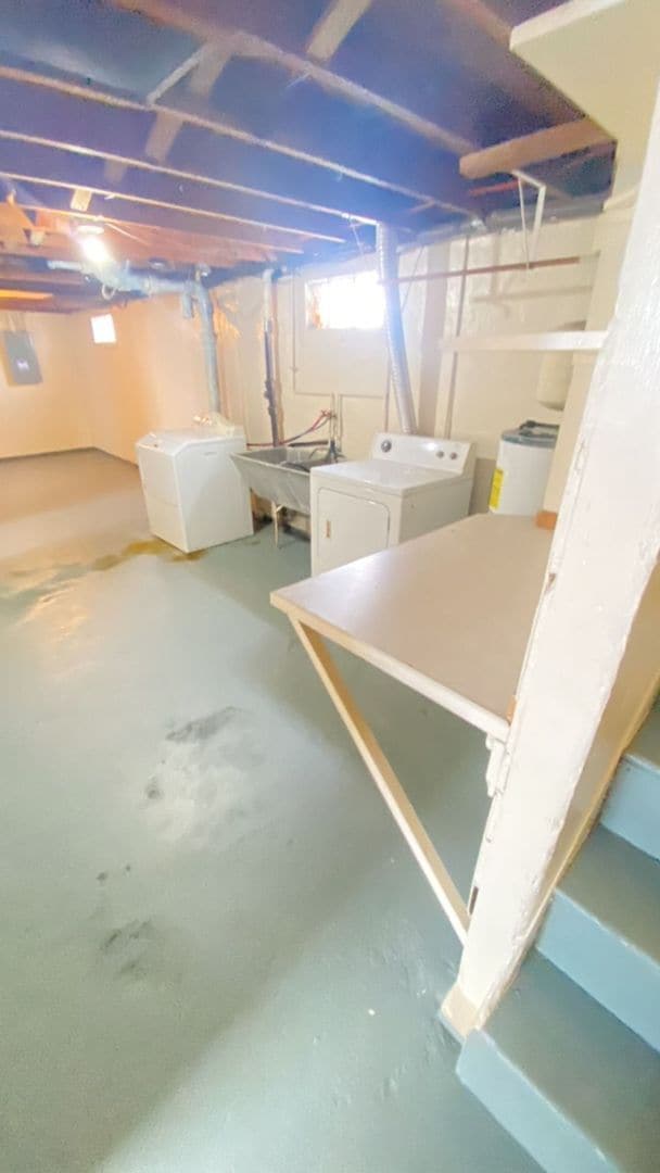 Building Photo - Duplex With Lots Of Room