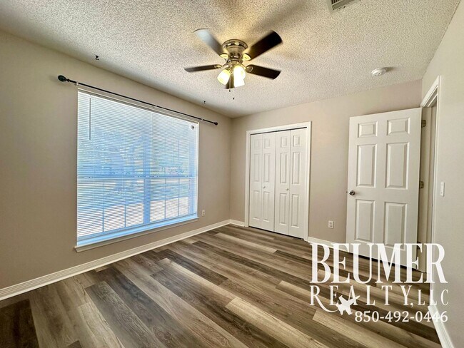Building Photo - Home nestled in in W. Pensacola minutes fr...