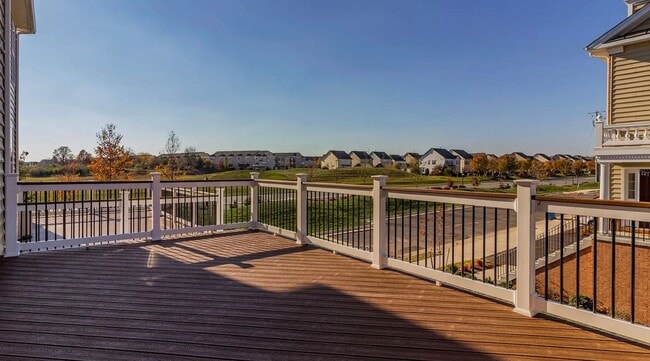 Building Photo - Stunning 3 Level, 3 Bed 3.5 Bath Townhome ...