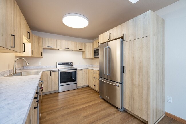 Building Photo - 3 bedroom 2 bathroom west end townhome