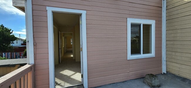 Building Photo - 2 bedroom 2 bath townhome close by Richmon...