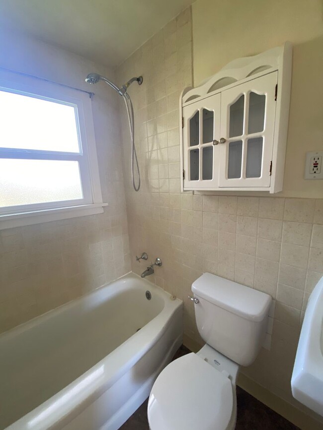 Building Photo - Comfortable 2 Bedroom 1 Bathroom Home with...