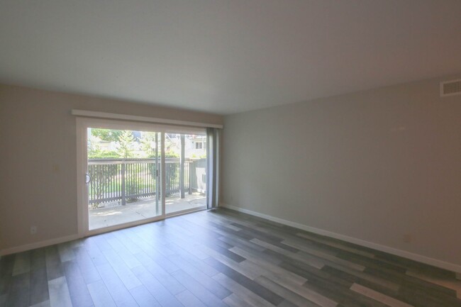 Building Photo - San Ramon Gardens Condo - 2 Bed and 1 Bath...