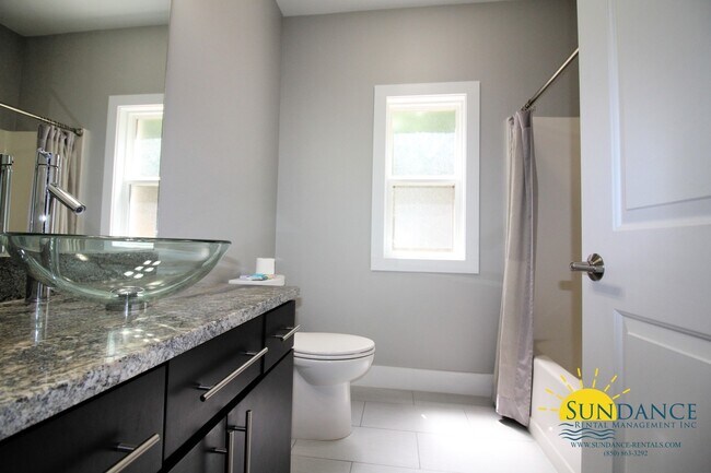 Building Photo - Stunning 4 Bedroom Custom Built Lake Front Home!