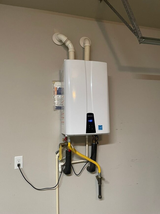 Building Photo - Holiday Move-In Special! $200 OFF 1st MONTH RENT!!