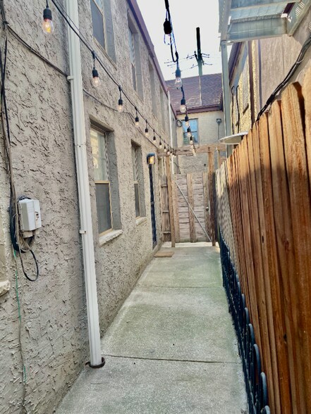 Building Photo - 1005 Frankford Ave