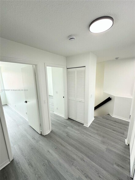 Building Photo - 1845 Vista Way