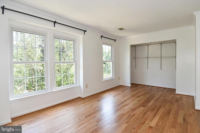 Building Photo - 5987 Edgehill Ct