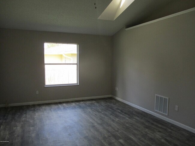 Building Photo - 474 Tuloma Ave SW
