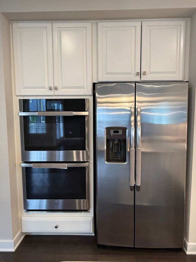 Building Photo - Stunning Greenleigh Home with 4 Bedrooms, 4.5 Baths & Designer Kitchen