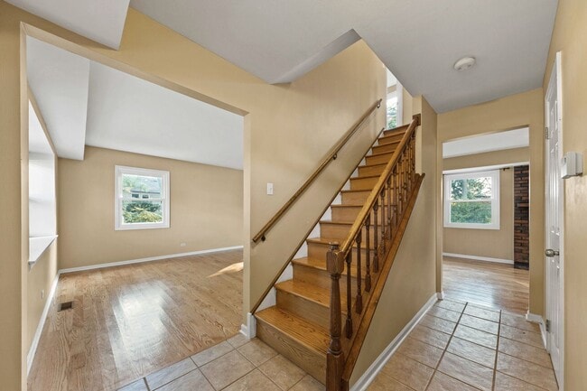 Building Photo - Buffalo Grove 4 Bedroom located in the Stephenson School District!