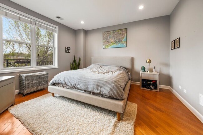 Building Photo - Stunning 2 Bed 2 Bath in the Ukrainian Village area