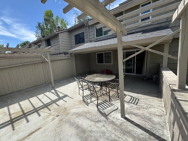 Building Photo - 642 Commons Dr