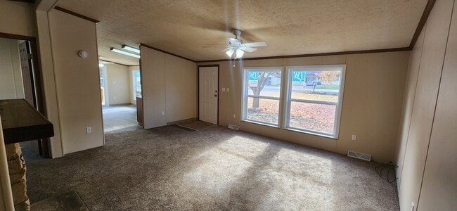 Building Photo - Spacious 3 Bedroom, 2.5 bathroom home with...