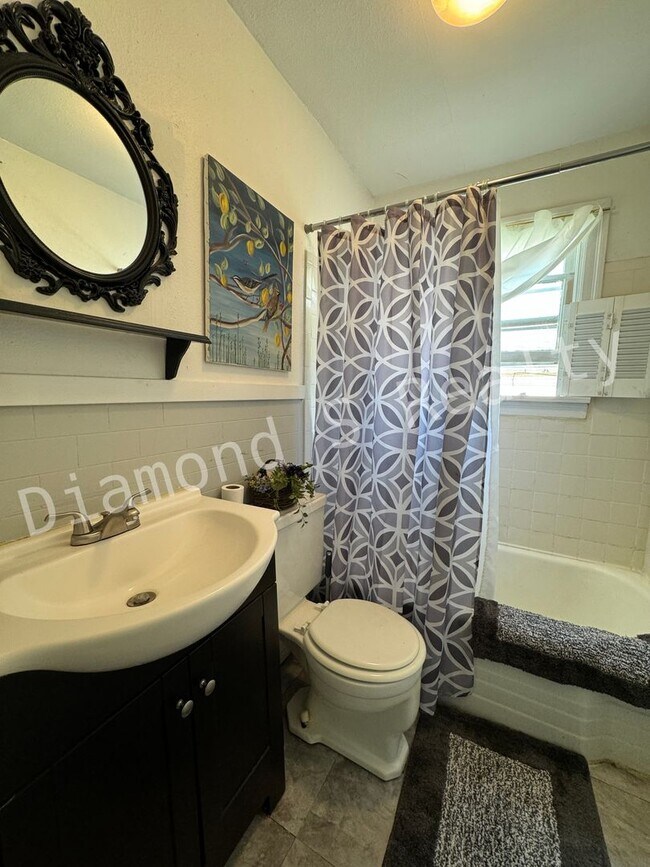 Building Photo - Cute and Clean 2 Bedroom Home Available Now!