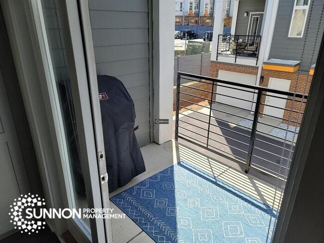Building Photo - Modern 2 BR 2.5 BA Townhome with Rooftop D...