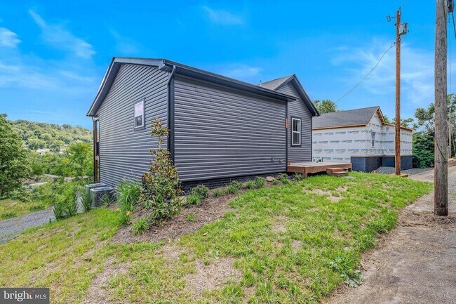 Building Photo - 33A Et Andrews Way