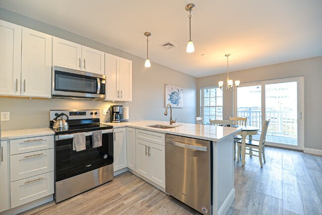 Building Photo - Gorgeous 2 bedroom very spacious condo at ...
