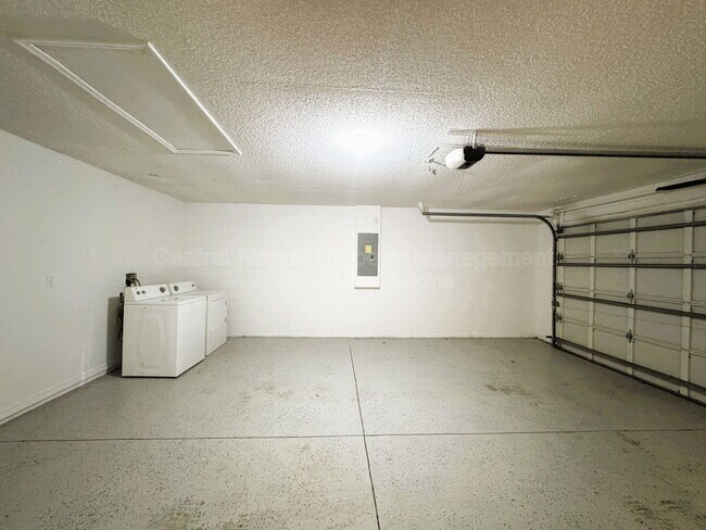 Building Photo - 820 Briargrove Ave