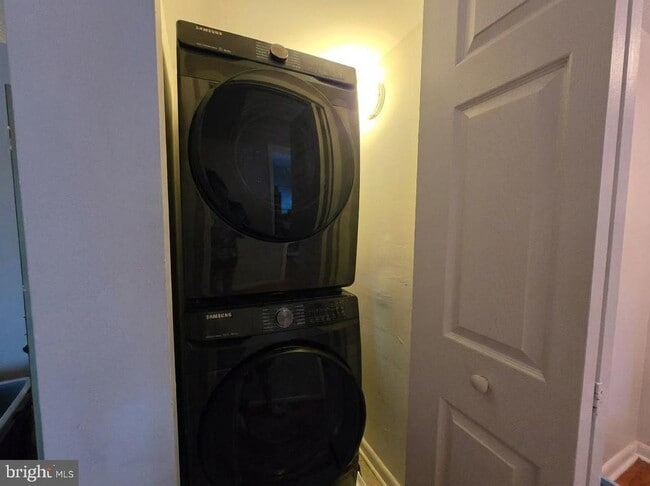 Building Photo - 615 Center St