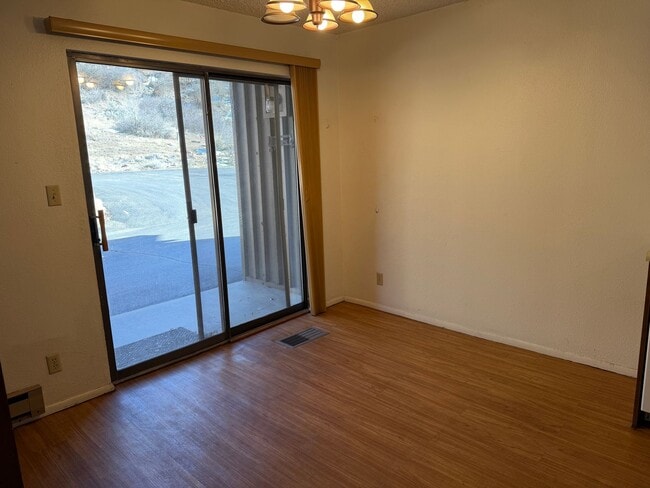 Building Photo - 2932 Holly Ave