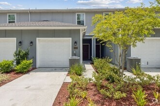 Building Photo - Nearly New 2BR/2.5BA Townhome – Great Loca...