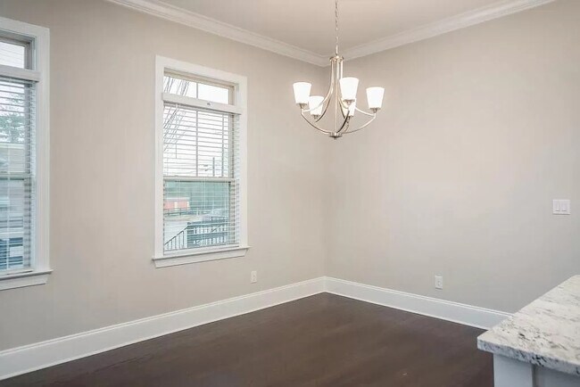 Building Photo - 611 N Main St