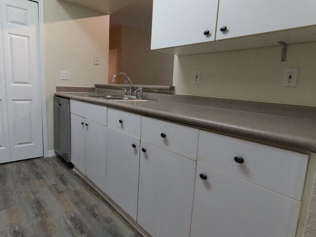 Building Photo - Orlando Park Central Gated Resort Style Co...