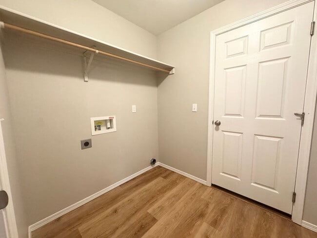 Building Photo - Beautiful Single Level- 3 Bed 2 Bath - Pet...