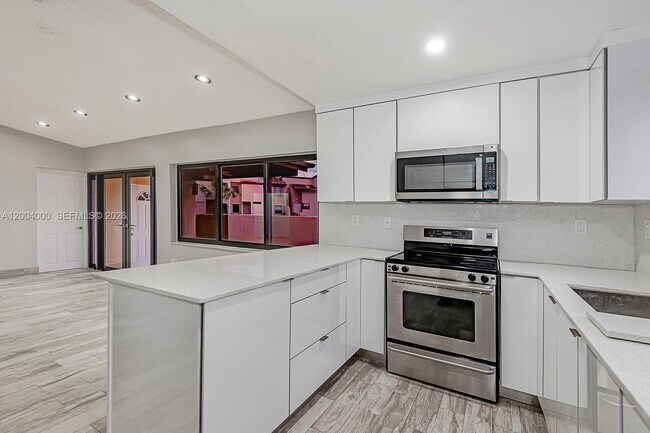 Building Photo - 740 NW 105th Pl