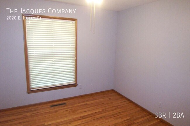 Building Photo - 2020 E Holly Ct