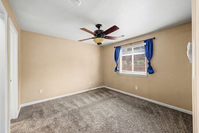 Building Photo - "Charming 3-Bedroom Duplex in Englewood with 2 Full Baths - Your Ideal Home Awaits!"