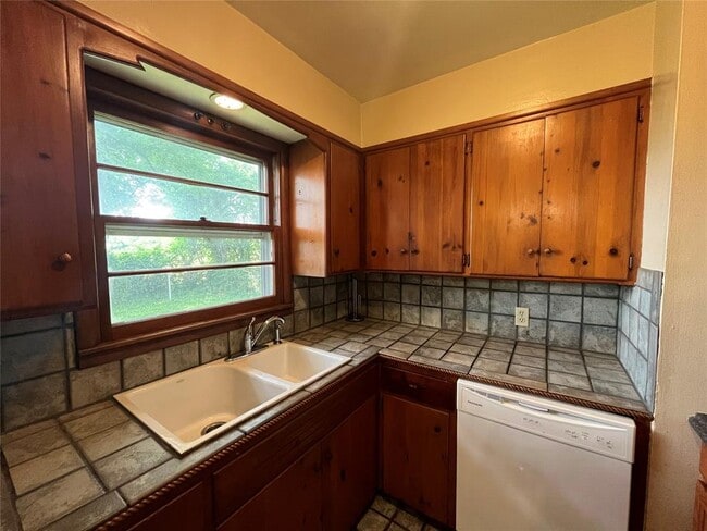 Building Photo - 511 Fleetwood Dr