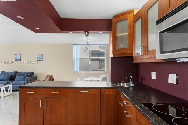 Building Photo - 9440 W Bay Harbor Dr