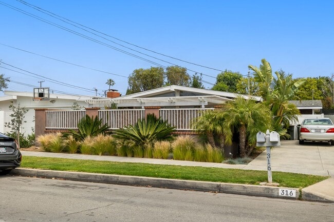 Building Photo - 316 E 21st St