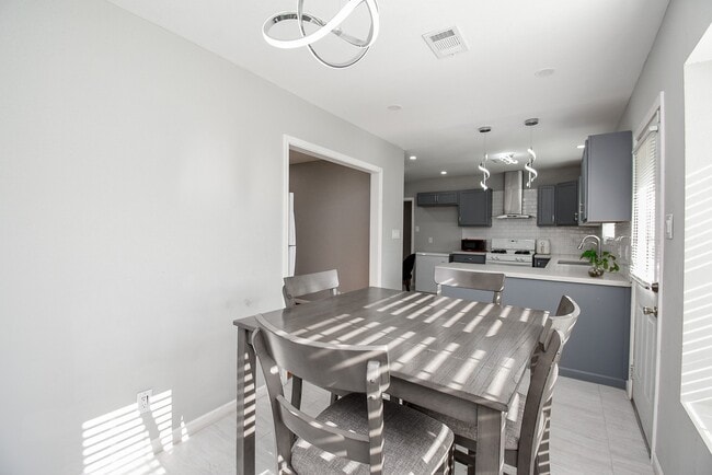 Building Photo - 6817 Hendon Ln