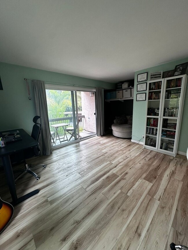 Building Photo - Beautiful, Charming 2-story townhome 2 bedroom and 1.5 bath located on the cusp of Clairemont and...